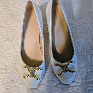 White Patent “Leather” Dress Pumps w/ Gold Bow Rhinestone Detail Size 41/US 9 NW